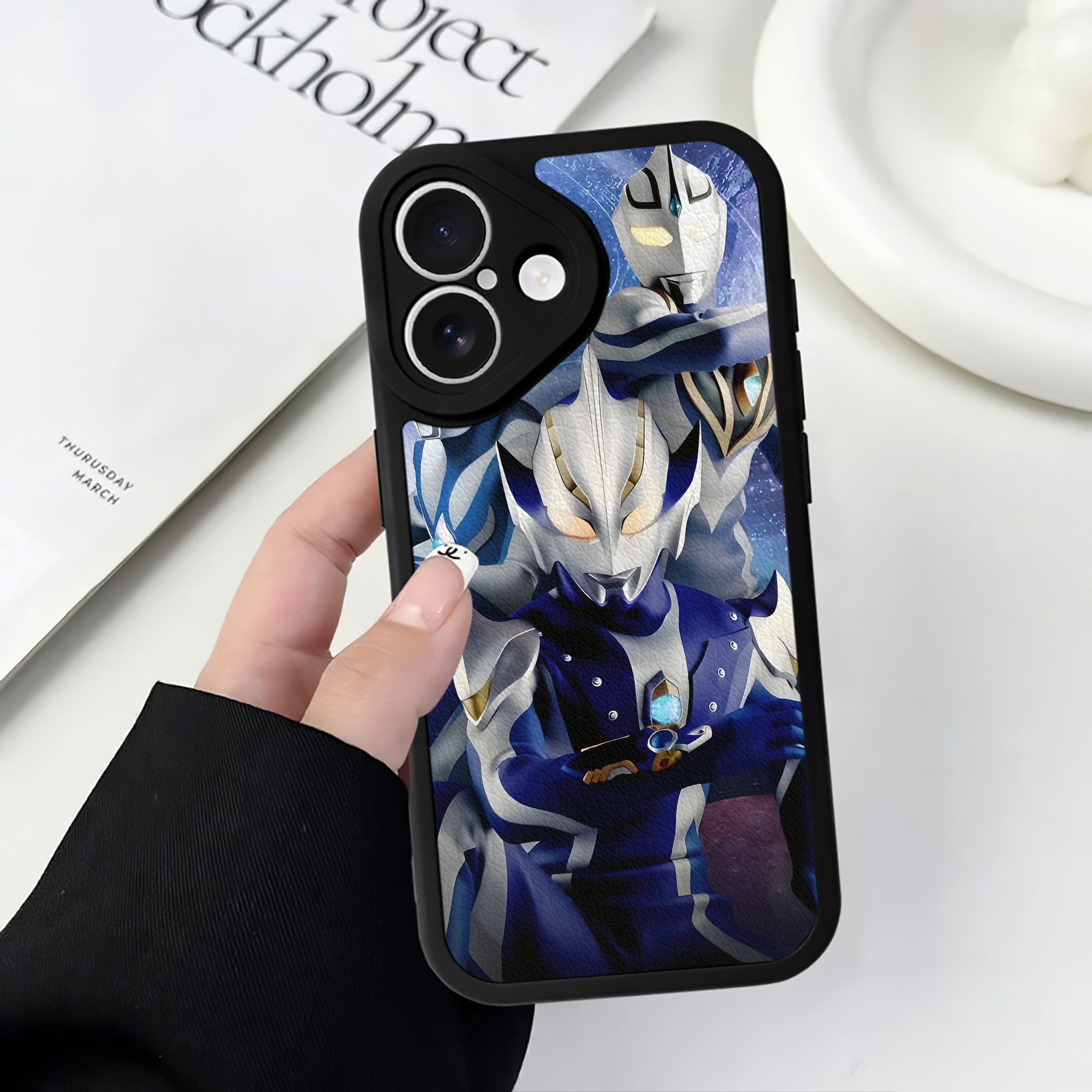 （画像用） ウルトラマン Ultraman 【iPhone 16シリーズ対応】シリコンスマホケース（レザー調） 材質：シリコン
